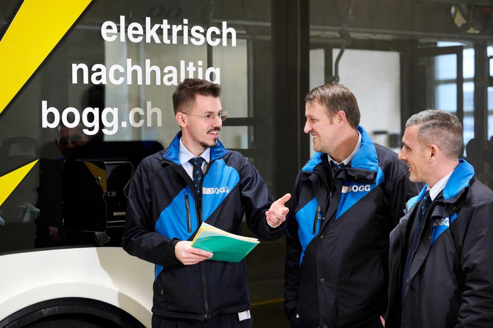 Drei Busfahrer trinken gemeinsam Kaffee